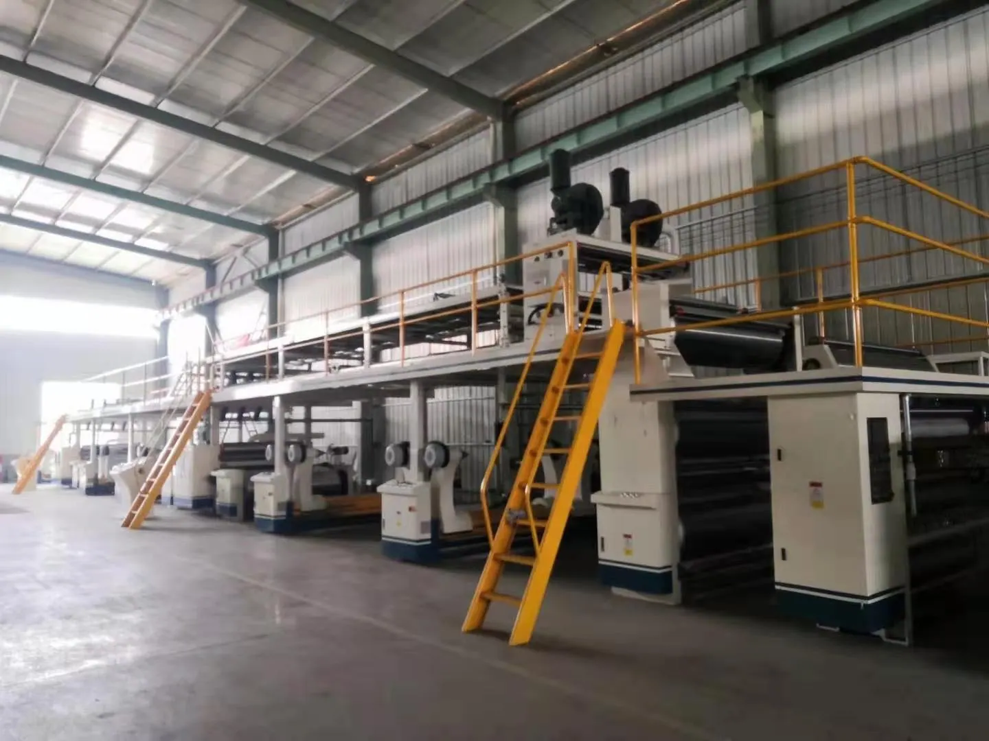 Bridge conveyor system in corrugated board production line